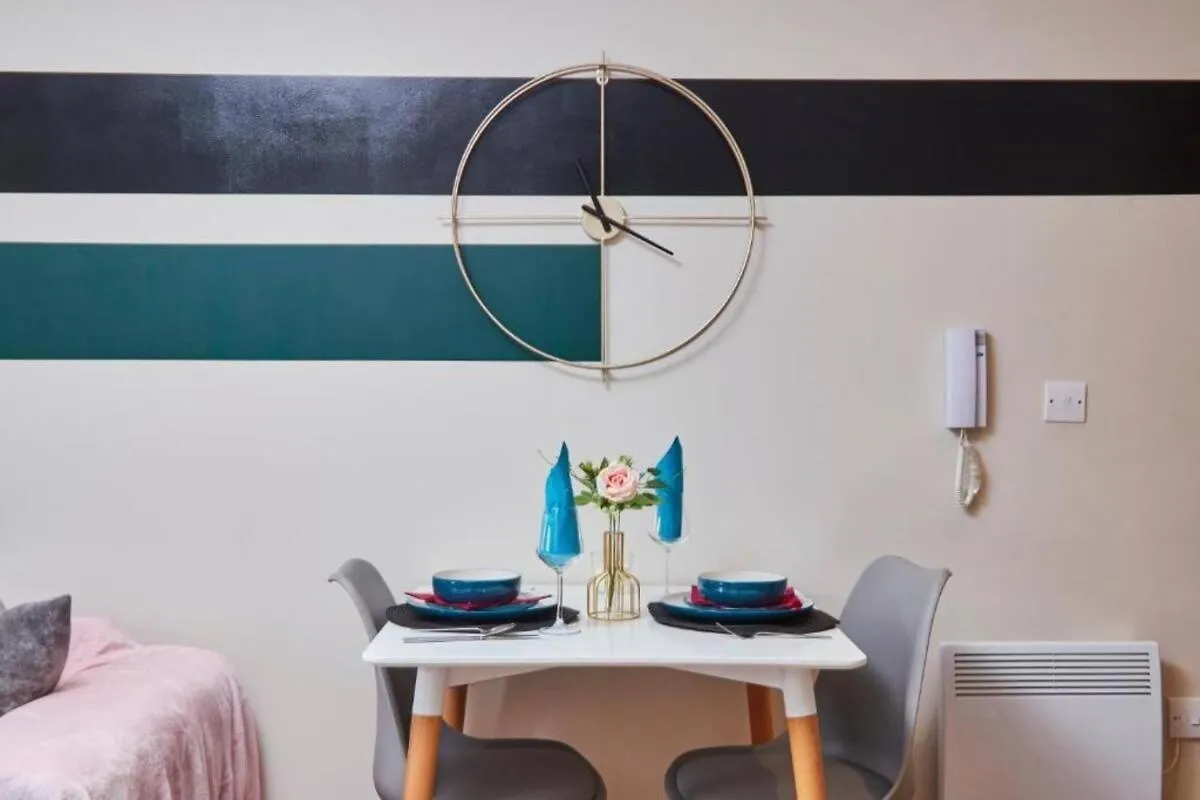 Beautiful 1 Bedroom Flat In Leeds - Sleeps 4 0*, Leeds (West Yorkshire)